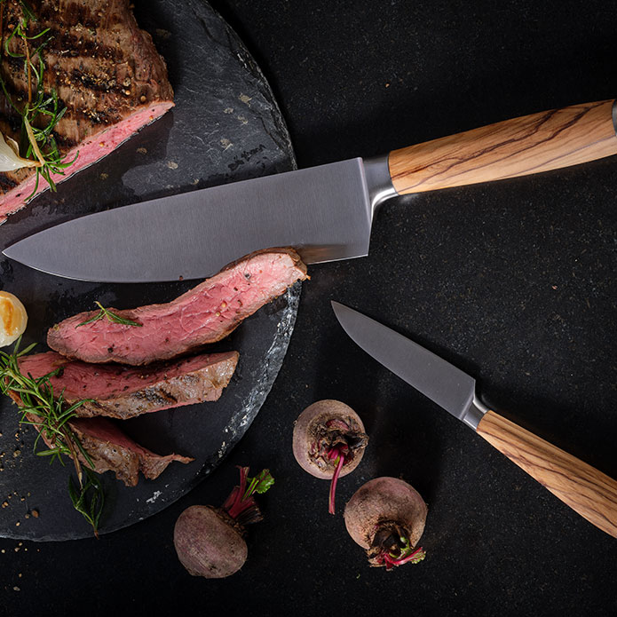 Koch- und Schälmesser der Messer Serie Artesano Koch- und Schälmesser der Serie Artesano mit aufgeschnittenem Fleisch