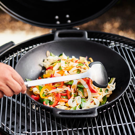 Wokpfanne mit Nudeln im Wok Vario