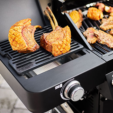 Gasgrill BBQ-Station Videro NERO Steaks werden auf der Primezone angebraten