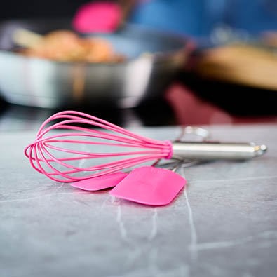 Schneebesen und Teigschaber Pink Charity Schneebesen und Teigschaber Pink Charity auf einem Tisch
