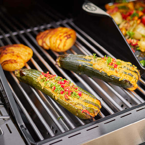 Gefüllte Zucchinis auf dem Gasgrill