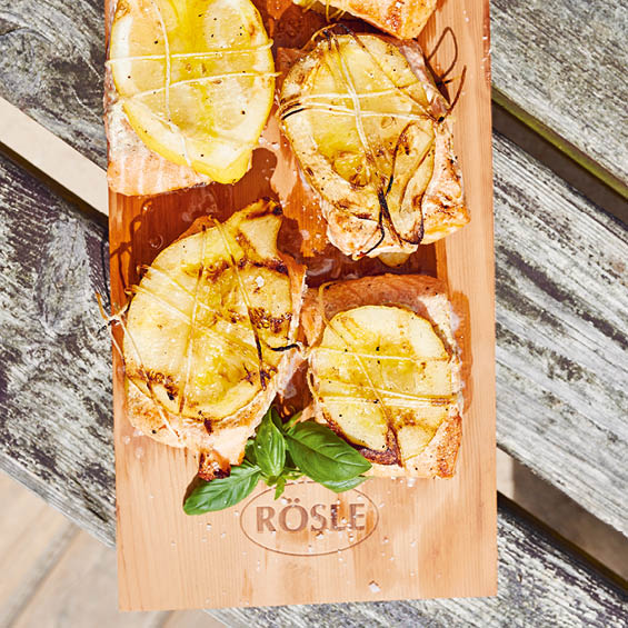 Zitronen Wildlachs auf der Aromaplanke Erle
