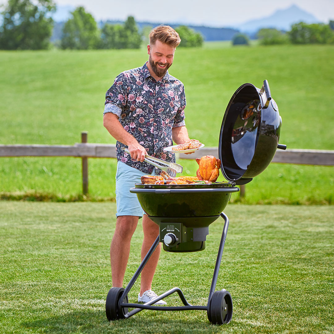 Holzkohle Kugelgrill AIR F60 NERO Mann grillt auf dem Kugelgrill AIR F60 NERO