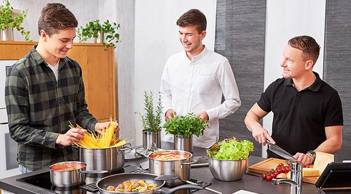 Basic Line 3 Jungs kochen zusammen Spaghetti mit der Serie Basic Line