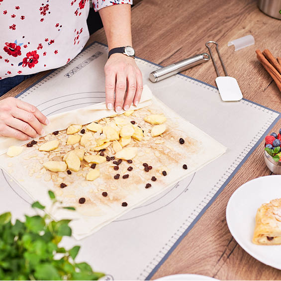 Apfelstrudel mit Mandeln auf der Back- und Arbeitsmatte