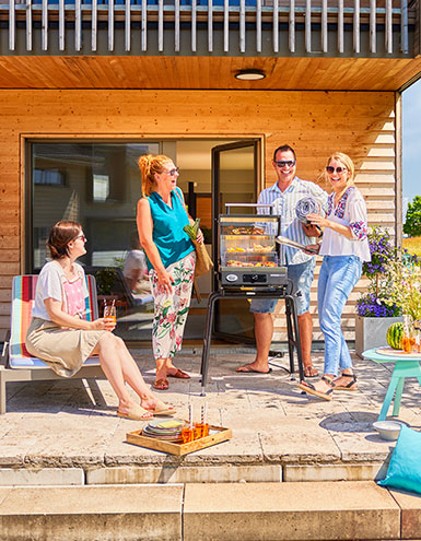 Elektrogrill VIDERO E2-P Freunde stehen um Elektrogrill und lachen zusammen
