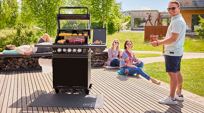 Gasgrill BBQ-Station Magnum Freunde grillen zusammen auf der Terasse mit dem Magnum Grill