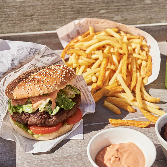 Sansibarburger neben Pommes und Dip
